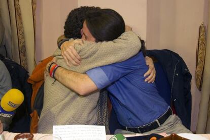 Pablo Iglesias y su padre, Javier, anoche en Villaralbo (Zamora). 