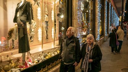 Una pareja junto a un aparador de una tienda en la calle Venustiano Carranza en el centro histórico de Ciudad de México.