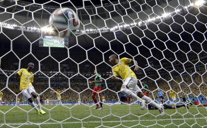 A bola balança a rede após Fernandinho marcar o quarto gol do Brasil.