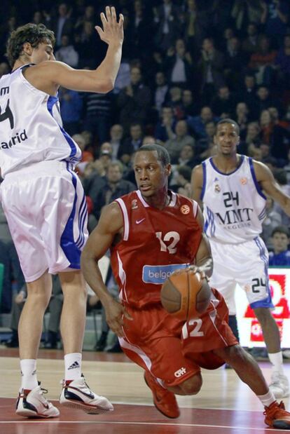 Demond Mallet, ante Tomic, durante la derrota del Madrid ante el Charleroi.