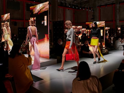 Carrusel de modelos durante el desfile de Prada en la semana de la moda de Milán, donde se presentan las colecciones de primavera/verano 2022, el 24 de septiembre de 2021.