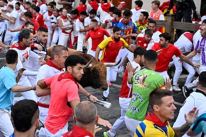 Varios mozos corren junto a uno de los astados de Jandilla, este viernes.