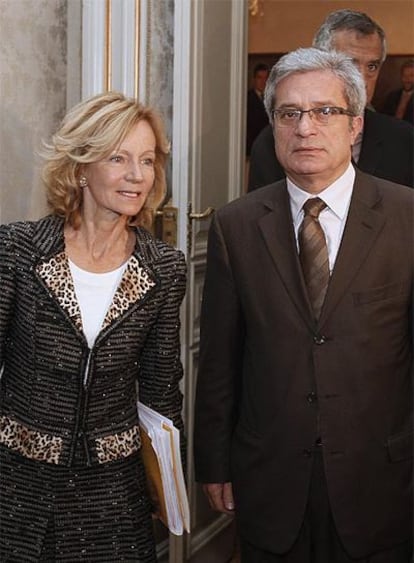 La ministra de Administraciones Públicas, Elena Salgado, y el consejero de Interior y Relaciones Institucionales de Cataluña, Joan Saura, antes de la reunión de la Comisión.
