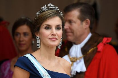 Ledtizia lleva la banda protocolaria de la Orden de Carlos III, puesta al modo tradicional y el broche Flor de Lys, que pertenece a la corona de Ansorena que le regaló su marido por su quinto aniversario de boda. 