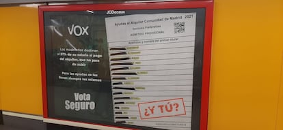 Cartel de Vox que critica la adjudicación de ayudas sociales a personas con nombre árabe, este martes en el Metro de Madrid.