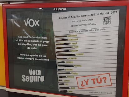 Cartel de Vox que critica la adjudicación de ayudas sociales a personas con nombre árabe, este martes en el Metro de Madrid.
