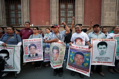 Familiares de los 43 normalistas se manifiestan tras una reunión con el presidente López Obrador, este 3 de junio.