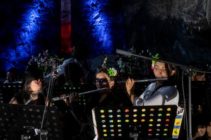 El lanzamiento de la exposición contó con una orquesta de jóvenes que acompañaba las proyecciones. En la imagen, tres flautistas durante la inauguración de 'Sublime'.