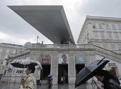 Entrada del Museo Albertina de Viena, fotografiada ayer. Arriba, la cubierta del búnker en el que se encontraban las obras evacuadas.