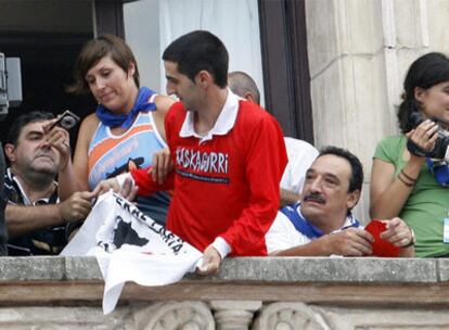 Un joven intenta colocar una bandera de apoyo a presos de ETA en el teatro Arriaga de Bilbao.