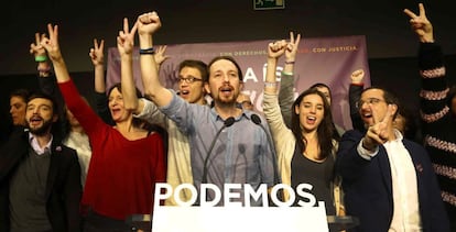 Pablo Iglesias rodeado de su equipo, el 20 de noviembre de 2015.