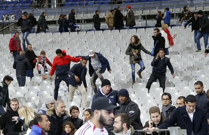 Varios aficionados abandonan sus localidades y tratan de alcanzar el césped del estadio de Saint-Denis