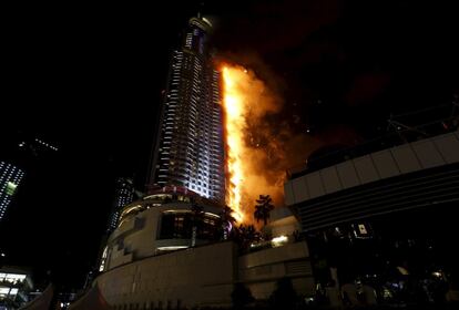 L'edifici és el de l'hotel de luxe Address, de 63 plantes i ha estat evacuat. També han estat evacuats els clients del centre comercial Dubai Mall.