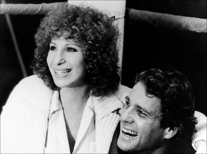 Barbra Streisand y Ryan O'Neal en 1979 en la película 'Combate de fondo'. '