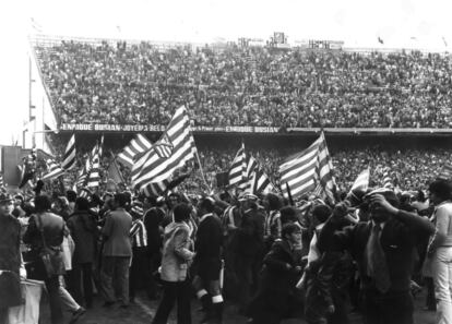 (20/5/1973) Partido de Liga. Estadio Vicente Calderón. Atlético de Madrid vs Coruña (3-1). Los aficionados, sobre el terreno de juego, celebran la conquista del título de Liga.