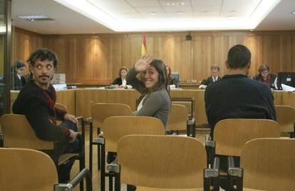 Los presuntos etarras Daniel Pastor (izquierda), Beatriz Etxebarria e Iñigo Zapirain, al inicio del juicio en la Audiencia Nacional.