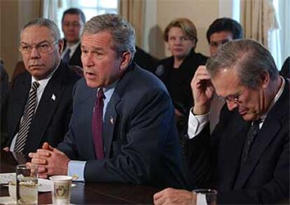 George W. Bush se dirige a sus ministros durante una reunión del Gabinete, ayer en la Casa Blanca. A su derecha, Colin Powell. A su izquierda, Donald Rumsfeld.