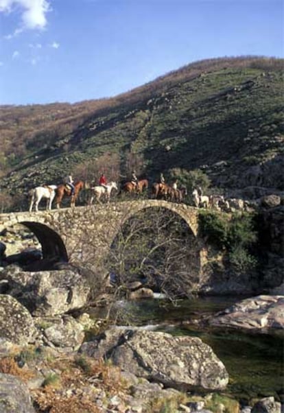 Viajeros a caballo en el valle del Jerte (Cáceres).