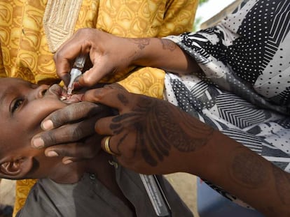 Una trabajadora sanitaria administra la vacuna de la polio a un niño durante una campaña de inmunización en Hotoro-Kudu, una localidad del distrito de Kano, en el noroeste de Nigeria, el 22 de abril de 2017