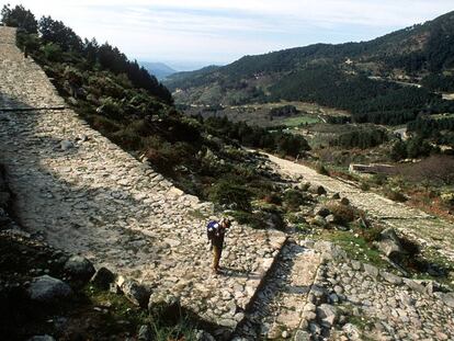 Excursi&oacute;n al Puerto del Pico (&Aacute;vila), en la sierra de Gredos: un caminante en la calzada romana que asciende desde el valle de las Cinco Villas.