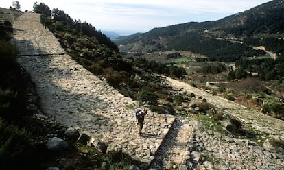 Excursión al Puerto del Pico (Ávila), en la sierra de Gredos: un caminante en la calzada romana que asciende desde el valle de las Cinco Villas.