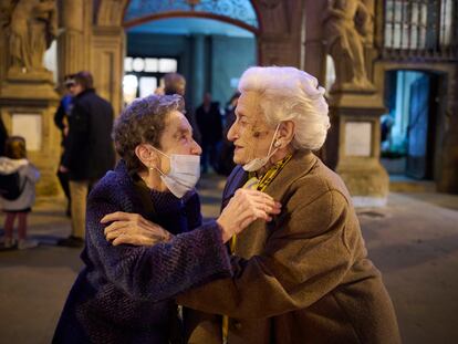 Chicha Urrizola, de 90 años, y María Josefa Chocarro, de 91 años, se abrazan durante su reencuentro sorpresa en el Ayuntamiento de Pamplona.