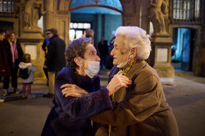 Chicha Urrizola, de 90 años, y María Josefa Chocarro, de 91 años, se abrazan durante su reencuentro sorpresa en el Ayuntamiento de Pamplona.