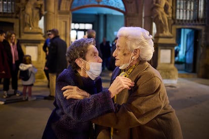 Chicha Urrizola, de 90 años, y María Josefa Chocarro, de 91 años, se abrazan durante su reencuentro sorpresa en el Ayuntamiento de Pamplona.