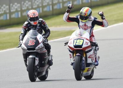 Simeon celebra la victoria ante la mirada de Zarco.