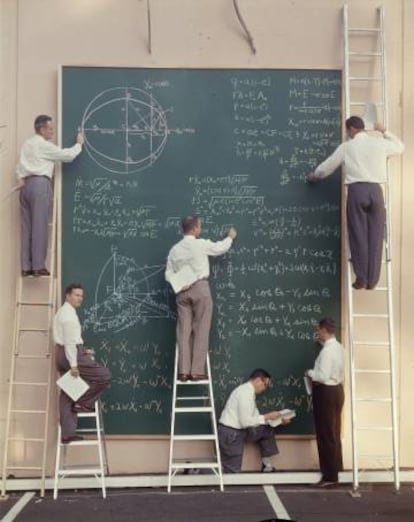 Seis cientistas trabalham em um centro de controle de satélites na Califórnia, em 1957.