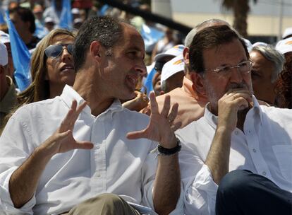 El presidente de la Generalitat Valenciana, Francisco Camps, habla al presidente del Partido Popular, Mariano Rajoy durante el mitin de las elecciones europeas celebrado en Alicante. Es el primer acto público en el que coincide Rajoy y Camps coinciden tras la declaración de este último, imputado el caso Gürtell, ante el juez.