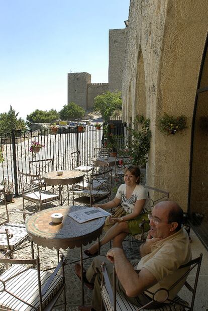 Dos turistas en el parador de Jaén, la pasada semana.