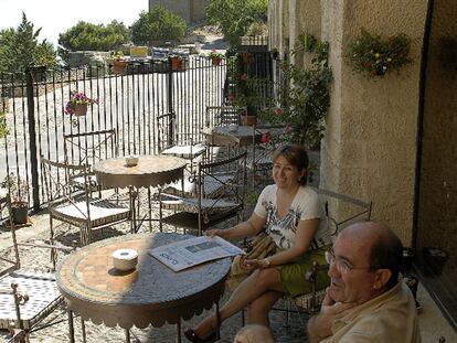 Dos turistas en el parador de Jaén, la pasada semana.