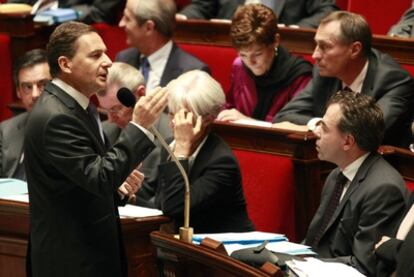 El ministro de Inmigración francés, Eric Basson, se dirige hoy a la Asamblea Nacional.