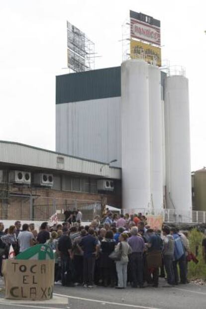 Trabajadores de la planta de Panrico en Santa Perpètua de Mogoda, bloquean el acceso a la fábrica desde primera hora de la mañana.