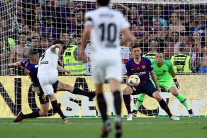 Gameiro (segundo por la izquierda) remata a puerta en el primer gol del Valencia.