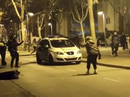 Una patrulla de Mossos es atacada por un grupo de jóvenes, el sábado en Pallejà, Barcelona.