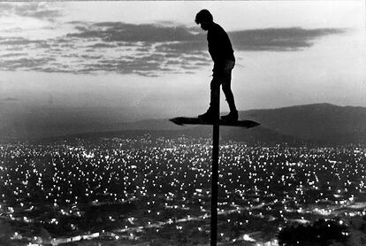 Un joven punk al amanecer en Ciudad Neza en el año 1981.