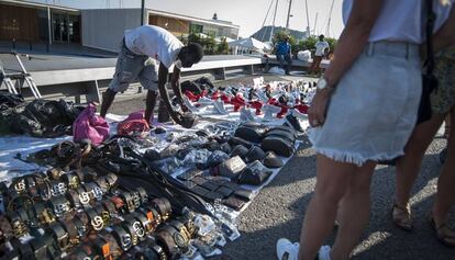 Un mantero vende sus productos en el muelle de la Barceloneta.