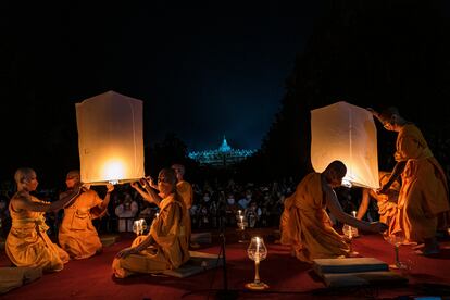 Los monjes budistas lanzan linternas al aire en el templo de Borobudur durante las celebraciones del Día de Vesak, el lunes, Java Central (Indonesia). El día sagrado celebra el nacimiento, la iluminación al nirvana y el fallecimiento de Gautama Buddha, el fundador del budismo. 