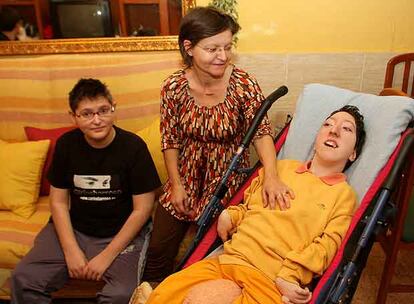 María Díaz junto a sus hijos, Alfonso García y Mónica García, ambos dependientes. Él tiene cáncer. Ella, artrogriposis y microcefalia.