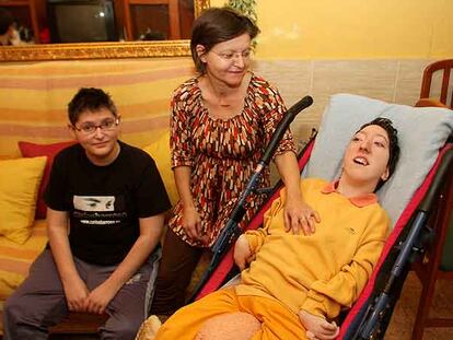 María Díaz junto a sus hijos, Alfonso García y Mónica García, ambos dependientes. Él tiene cáncer. Ella, artrogriposis y microcefalia.