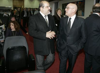 Txarli Prieto, a la izquierda, conversa con Gregorio Rojo durante una asamblea extraordinaria de Caja Vital.