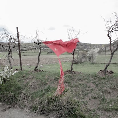 Una cortina roja en el pueblo de Jviti, cerca de la frontera osetia.