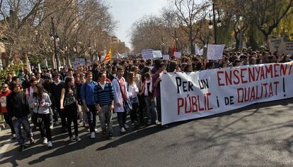 Protestas de estudiantes de institutos valencianos contra los recortes anunciados por el ministro Wert, en mayo pasado.