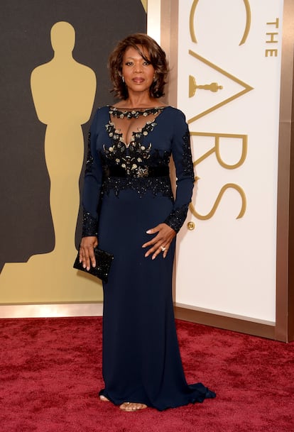 Nos resulta excesivo el escote y los bordados de este vestido de Alfre Woodard. Un poco más de tacón hubiera ayudado a que el largo resultara más favorecedor.