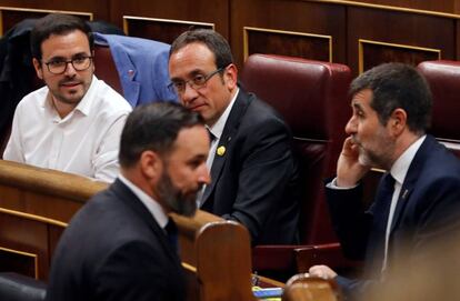 El lider de Vox, Santiago Abascal, pasa delante de los diputados Alberto Garzón, de Unidas Podemos, y Josep Rull y Jordi Sànchez de Junts per Catalunya, en el hemiciclo.