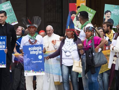 Papa Francisco caminha ao lado de índios durante os eventos do Sínodo da Amazônia, reunião de três semanas aborda a preservação da floresta