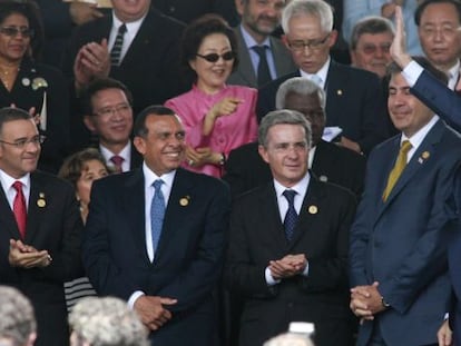 El Pr&iacute;ncipe saluda en la toma de posesi&oacute;n de la presidenta de Costa Rica, Laura Chinchilla, en 2010 ante otros mandatarios latinoamericanos. 