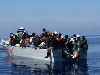 Entre las seis de la mañana y la una y media de la tarde del sábado 12 de junio se llevaron a cabo tres operaciones de rescate casi consecutivas. Como resultado, 256 personas han llegado a bordo del barco, que durante 10 días ha estado navegando en aguas internacionales en la zona de salvamento y rescate (SAR, Search and Rescue) de Libia.